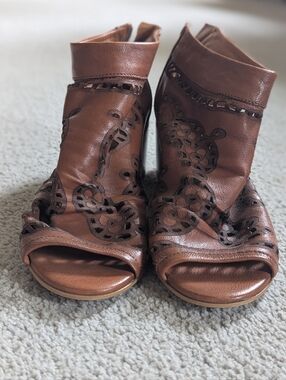 Sundance 8 Camilla Peep Toe Brown Leather Laser Cut Bootie Sandals 38